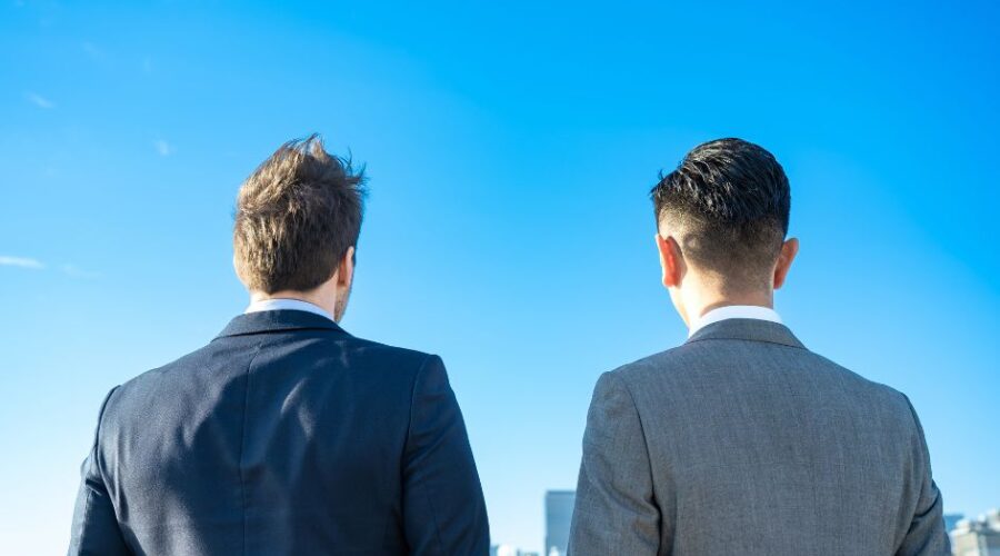 Syndyk a komornik – czym się różnią ich role i uprawnienia w postępowaniach upadłościowych i egzekucyjnych