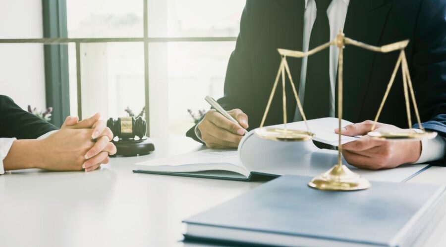 Portal znanysyndyk.pl i pomoc syndyka w upadłości konsumenckiej: różnice w obsłudze sprawy między poleceniem a portalem internetowym