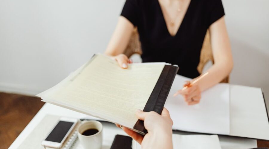 Jakie załączniki do wniosku o ogłoszenie upadłości konsumenckiej są obowiązkowe?